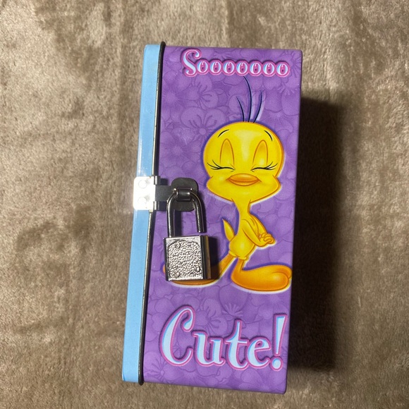 Vintage Tweety Bird Tin Chest Bank With Lock & keys - Picture 9 of 16